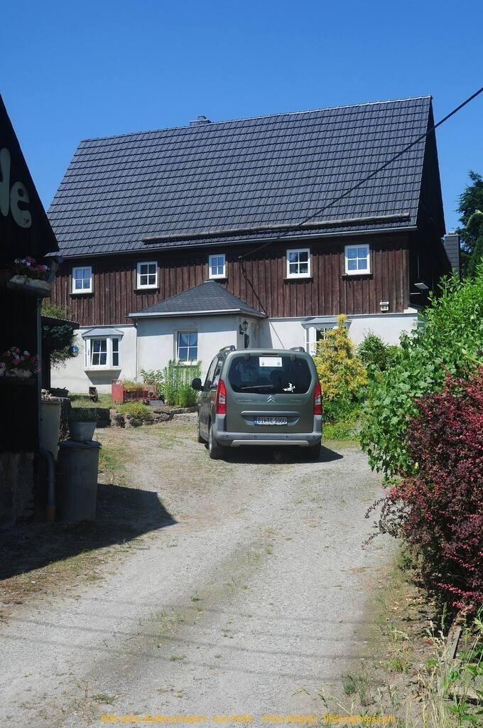 Geißmannsdorf-2026-Ortsbilder-433 | Geißmannsdorf bei Bischofswerda im Sommer 2026. Ein fotografischer Streifzug durch das Dorf Geißmannsdorf, mit Gebäuden, Straßen, Strohpuppen und geschmückten Vorgärten und Grundstücken anlässlich der 800-Jahr-Feier von Geißmannsdorf im Juni 2026 - Realisiert mit Pictrs.com