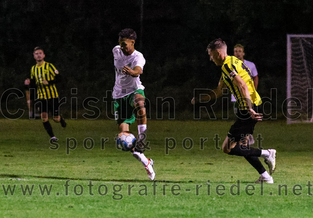 2023-09-15_067_FC_Moosinning_gegen_SV_Waldperlach | Moosinning, Deutschland, 15.09.2023:
Fußball, Bezirksliga Oberbayern Ost 2023 / 2024, 9. Spieltag, FC Moosinning gegen SV Waldperlach, Endergebnis: 0:1

Abdelaziz Abdane (SV Waldperlach, #6), Florian Jakob (FC Moosinning, #10)

Foto: Christian Riedel / fotografie-riedel.net