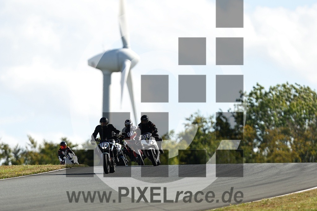 0123-20250915_01485 | Schöne Erinnerungen an spannende Momente - das festzuhalten ist unser Job. PIXELrace.de ist seit 2003 auf den Rennstrecken Europas unterwegs um die Action draußen beim Fahren und die wunderbare Stimmung imm Fahrerlager für euch einzufangen.