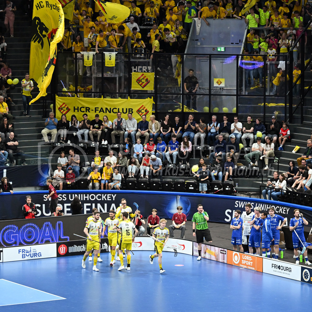 Zug United - HC Rychenberg - 25. April 2026 | Julian Egli (#10 HC Rychenberg Winterthur) erzielt das 0:2 unf jubelt mit seinen Kollegen und der HCR-Fankurve am L-UPL Superfinal-Spiel zwischen Zug United und HC Rychenberg am 25. April 2026 in der BCF Arena, Fribourg, Schweiz.Bild: Sportfotografie Markus Aeschimann | www.markus-aeschimann.ch - Realisiert mit Pictrs.com