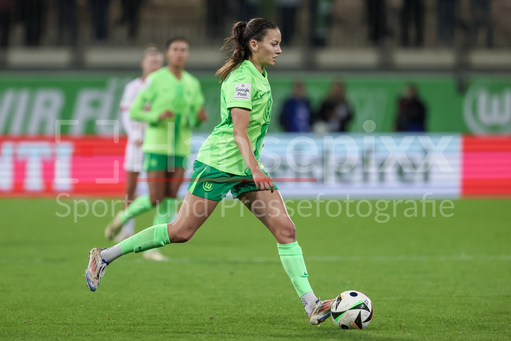 Fussball, Google Pixel Frauen-Bundesliga, VfL Wolfsburg - RB Leipzig | v.li.: Joelle Wedemeyer (VfL Wolfsburg, 24) am Ball, Einzelbild, Ganzkörper, Aktion, Action, Spielszene, DIE DFB-RICHTLINIEN UNTERSAGEN JEGLICHE NUTZUNG VON FOTOS ALS SEQUENZBILDER UND/ODER VIDEOÄHNLICHE FOTOSTRECKEN. DFB REGULATIONS PROHIBIT ANY USE OF PHOTOGRAPHS AS IMAGE SEQUENCES AND/OR QUASI-VIDEO.