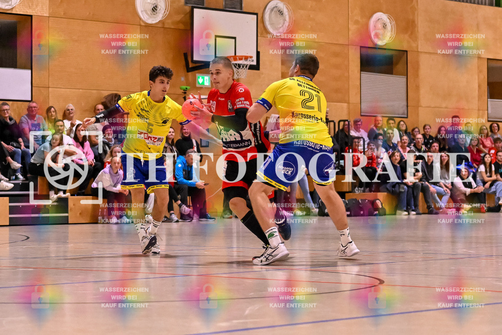 GER, SG Maulburg/Steinen - SG Allensbach/Dettingen, Handball, Landesliga Suedbaden, 2. Spieltag, Saison 2024/2025, 28.09.2024 | Ole Anton Holzkamp (SG Maulburg/Steinen, #69) setzt sich gegen Martin Weissinger (SG Allensbach/Dettingen-Wallhausen, #05) und Luca Wilke (SG Allensbach/Dettingen-Wallhausen, #21) durch.GER, SG Maulburg/Steinen - SG Allensbach/Dettingen, Handball, Landesliga Suedbaden, 2. Spieltag, Saison 2024/2025, 28.09.2024Foto: TH Fotografie/Thomas Hess