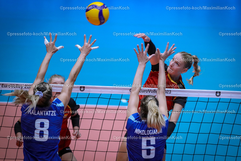 EuroVolley17082301046 | 17.08.2023, CEV EuroVolley 2023, Volleyball-Europameisterschaften der Frauen, Gruppenphase Gruppe C, Tag1, CASTELLO Düsseldorf: Deutschland vs Grichenland. Lina ALSMEIER (GER) durchbricht die Griechische Abwehr