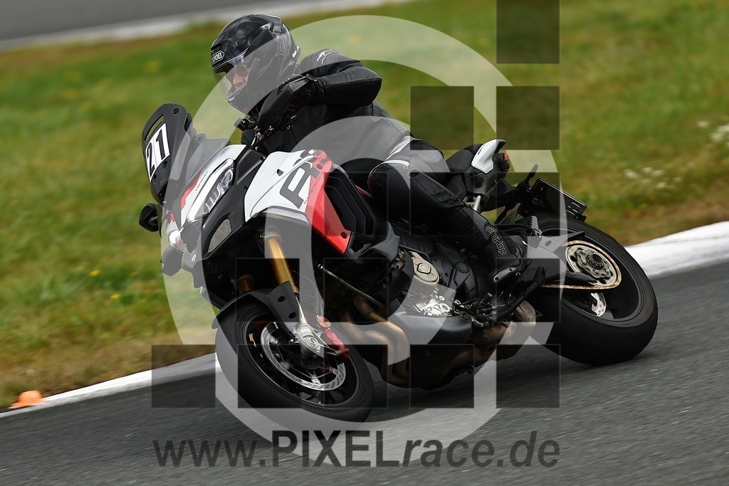 0021-20250916_02873 | Schöne Erinnerungen an spannende Momente - das festzuhalten ist unser Job. PIXELrace.de ist seit 2003 auf den Rennstrecken Europas unterwegs um die Action draußen beim Fahren und die wunderbare Stimmung imm Fahrerlager für euch einzufangen.