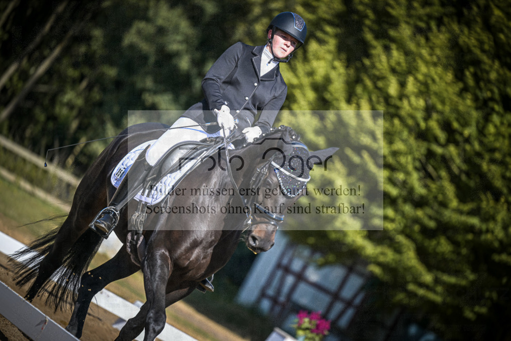 DOS_1572 | Entdecke hochwertige Reitturnierfotos von Foto Oger. Professionell, emotional und authentisch – jetzt Lieblingsmomente im Shop bestellen.Deutschlandweite Turnierfotografie. - Realisiert mit Pictrs.com