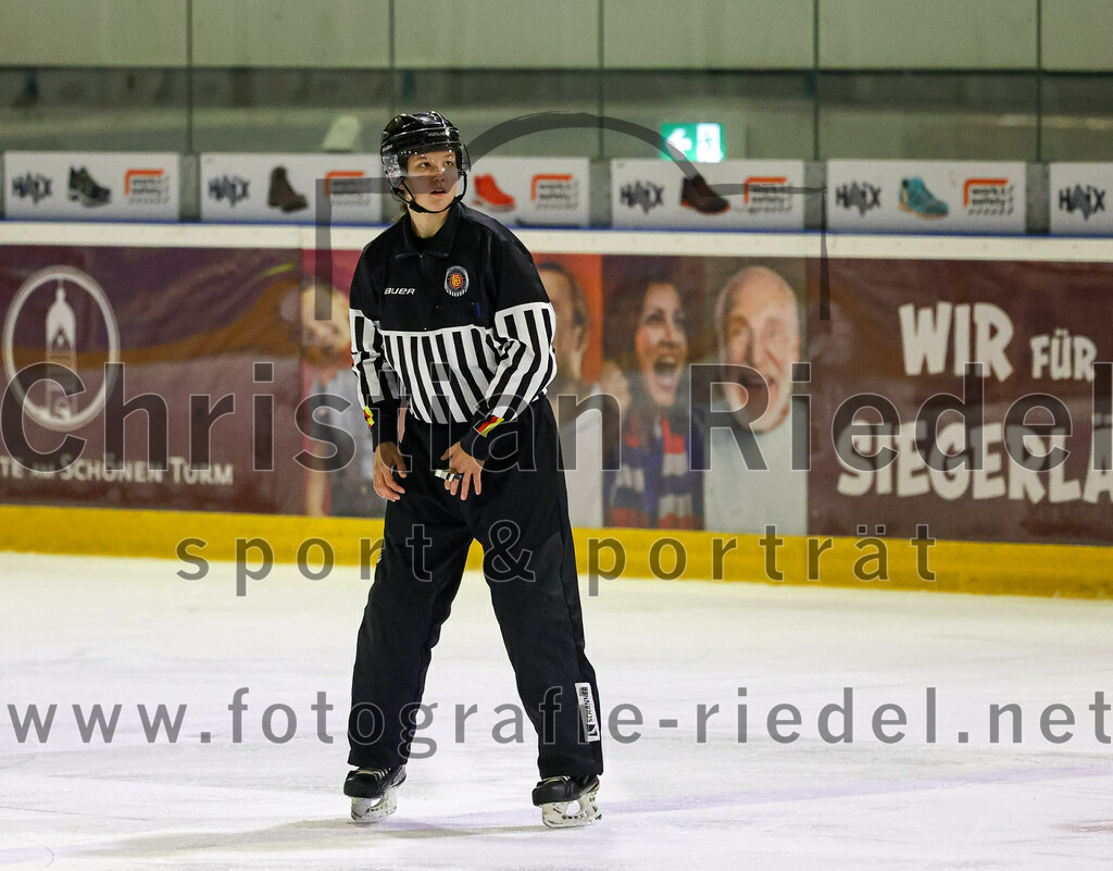2023-01-06_026_TSV_Erding_gegen_ERV_Schweinfurt | Erding, Deutschland, 06.01.2023:
Eishockey, Bayernliga 2022 / 2023, 26. Spieltag, TSV Erding gegen ERV Schweinfurt, Endergebnis: 7:3

Linienrichterin Lara Fischer

Foto: Christian Riedel / fotografie-riedel.net