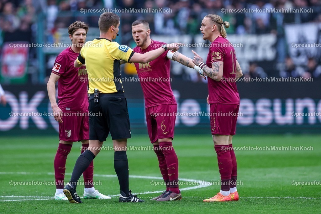 BMG21022501025 | 22.02.2025, Fußball, Borussia Mönchengladbach - FC Augsburg, 1. Fußball Bundesliga, Borussia-Park, Saison 2024 2025: Kristijan Jakic (FC Augsburg #17) Jeffrey Gouweleeuw (FC Augsburg #6) und Marius Wolf (FC Augsburg #11) gestikulierend neben Schiedsrichter Florian  Dr. ExnerDFB regulations prohibit any use of photographs as image sequences and or quasi-video.