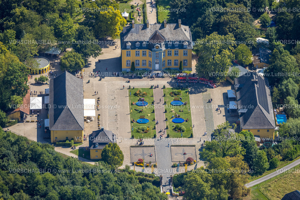 Bottrop250801264Kirchhellen | Luftbild, Schloss Beck Freizeitpark mit Schlosspark, Kinder Trampoline auf der Wiese, Kirchhellen-Nord-Ost, Bottrop, Ruhrgebiet, Nordrhein-Westfalen, Deutschland