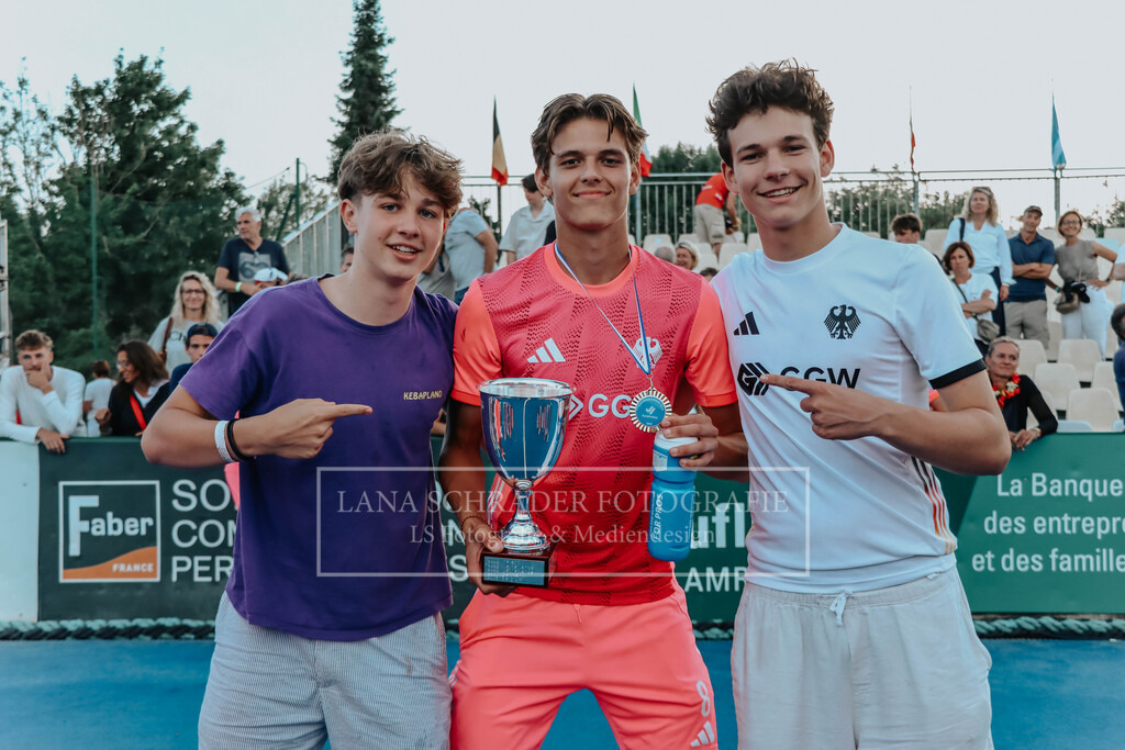 EM_MU18_F_GER-BEL_Lille_bearbeitet_Pokalbilder (48 von 137) | lanaschraderfotografie - Realisiert mit Pictrs.com