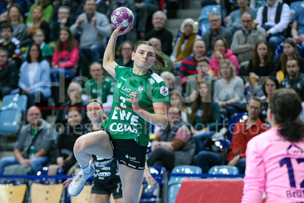 Handball, Bundesliga Frauen, VfL Oldenburg - HSG Bad Wildungen Vipers | v.li.: Lana Teiken (VfL Oldenburg, 3) beim Wurf, am Ball, Spielszene, Aktion, Action