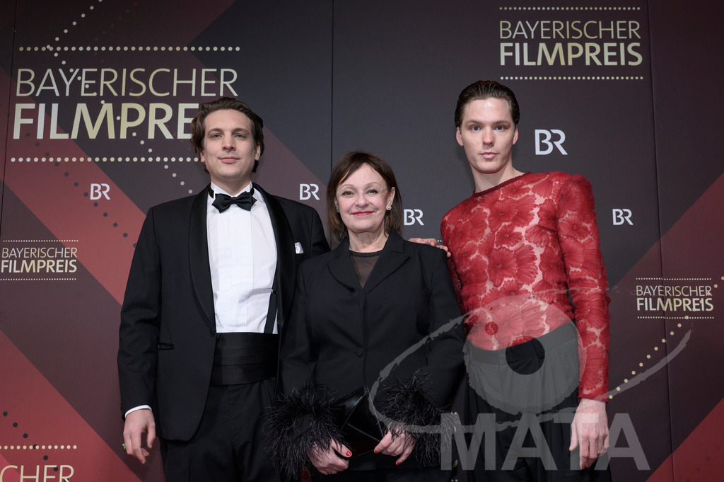 _DWI4698 | Lukas Röder, Til Schindler und Heike Hanold-Lynch bei der Verleihung des 47. Bayerischen Filmpreises 2026  im Prinzregententheater. München, Deutschland. Der Bayerische Filmpreis wird seit 1979 von der Bayerischen Staatsregierung verliehen, um die Bedeutung des Kinofilms als Kulturgut herauszustellen - Realisiert mit Pictrs.com