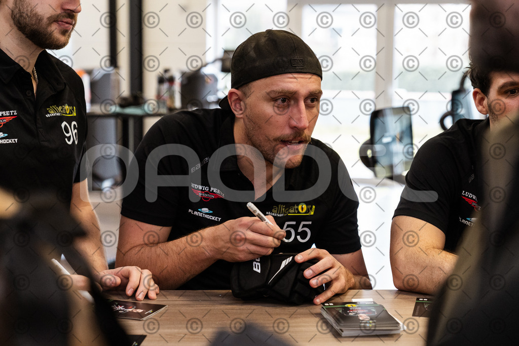 Alligators_Autogrammstunde-15 | Höchstadt Alligators Fotogalerie: Eishockey-Action aus Franken. Professionelle Spielfotos, Portraits & Stadionbilder zum Download. Jetzt entdecken! - Realisiert mit Pictrs.com