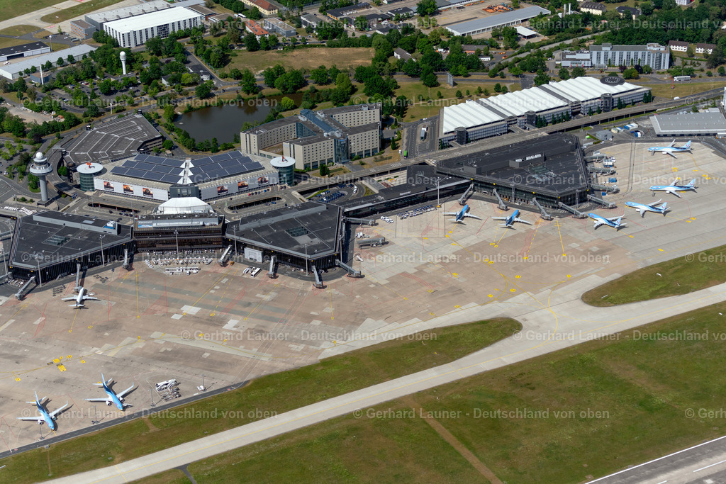 4030850 | LANGENHAGEN 02.06.2020 Abfertigungs- Gebäude und Terminals auf dem Gelände des Flughafen " Flughafen Hannover " an der Flughafenstraße in Langenhagen im Bundesland Niedersachsen, Deutschland. // Dispatch building and terminals on the premises of the airport "Flughafen Hannover" on Flughafenstrasse in Langenhagen in the state Lower Saxony, Germany. Foto: Gerhard Launer