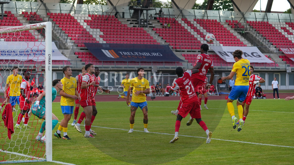 Fußball, Herren, Saison 2025/2026, Regionalliga Nordost, 1. Spieltag, FC Rot-Weiß Erfurt vs. FSV 63 Luckenwalde, Freitag 25.07.2025, Steigerwaldstadion Erfurt, | Fußball, Herren, Saison 2025/2026, Regionalliga Nordost, 1. Spieltag, FC Rot-Weiß Erfurt vs. FSV 63 Luckenwalde, Freitag 25.07.2025, Steigerwaldstadion Erfurt, Im Bild: Maxime Awoudja (Nr. 6 Erfurt) und Phillip König (Nr. 26) im Kopfballduell - Realisiert mit Pictrs.com