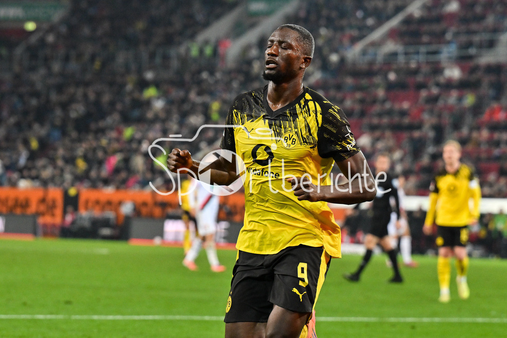 FC Augsburg - Borussia Dortmund | AUGSBURG, GERMANY - Serhou GUIRASSY (Borussia Dortmund 9) celebrates the goal to 0-1 during the bundesliga match between FC Augsburg vs. Borussia Dortmund on matchday 9 at WWK Arena on October 31, 2025 in Augsburg, Germany / DFL REGULATIONS PROHIBIT ANY USE OF PHOTOGRAPHS AS IMAGE SEQUENCES AND/OR QUASI-VIDEO / Carney CHUKWUEMEKA (Borussia Dortmund 17)