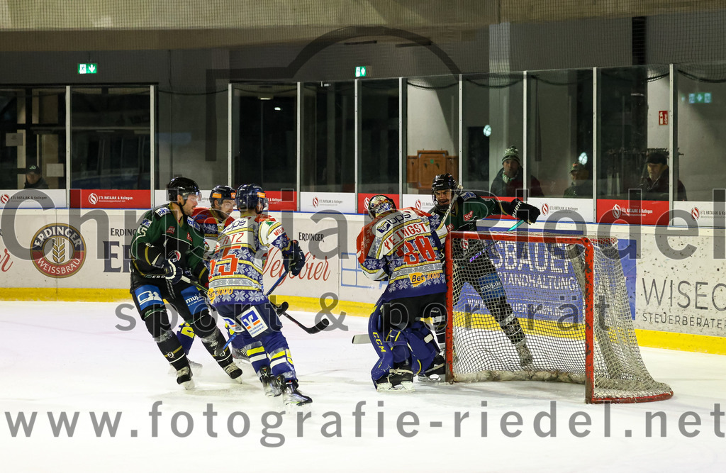 2022-12-09_139_TSV_Erding_gegen_EHC_Waldkraiburg | Erding, Deutschland, 09.12.2022:
Eishockey, Bayernliga 2022 / 2023, 19. Spieltag, TSV Erding gegen EHC Waldkraiburg, Endergebnis: 9:2

Torwart Kevin Yeingst (EHC Waldkraiburg, #80), Daniel Krzizok (Erding Gladiators, #18)

Foto: Christian Riedel / fotografie-riedel.net