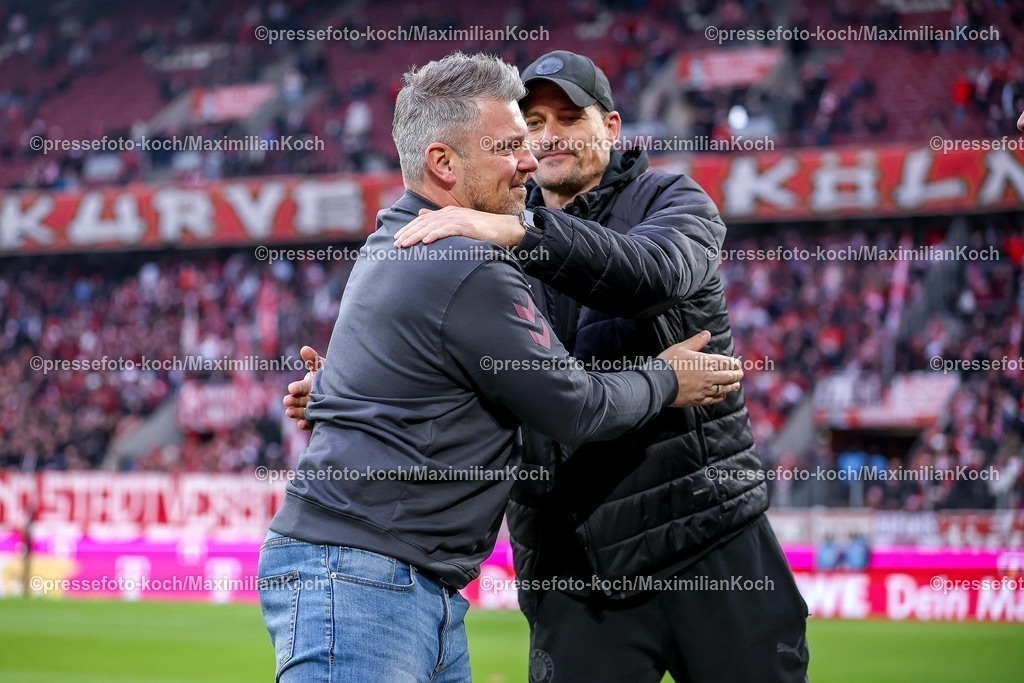 1FC06122501007 | 06.12.2025, Fußball, 1. FC Köln - FC St. Pauli, 1. Fußball Bundesliga, 13. Spieltag, RheinEnergie-STADION, Saison 2025 2026: Cheftrainer Lukas Kwasniok (1FC Koeln #hc) zusammen lachend Umarmung Handshake mit Cheftrainer Alexander Blessin (FC St.Pauli #hc) DFB regulations prohibit any use of photographs as image sequences and or quasi-video.