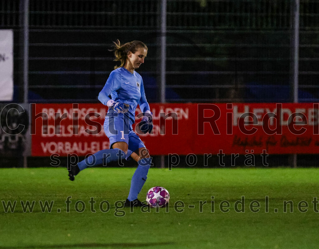 2023-10-21_085_FC_Forstern_gegen_FC_Ezelsdorf | Forstern, Deutschland, 21.10.2023:
Fußball, Frauen Bayernliga 2023 / 2024, 8. Spieltag, FC Forstern gegen FC Ezelsdorf, Endergebnis: 2:1

Torfrau Christina Kneißl (FC Forstern, #1)

Foto: Christian Riedel / fotografie-riedel.net