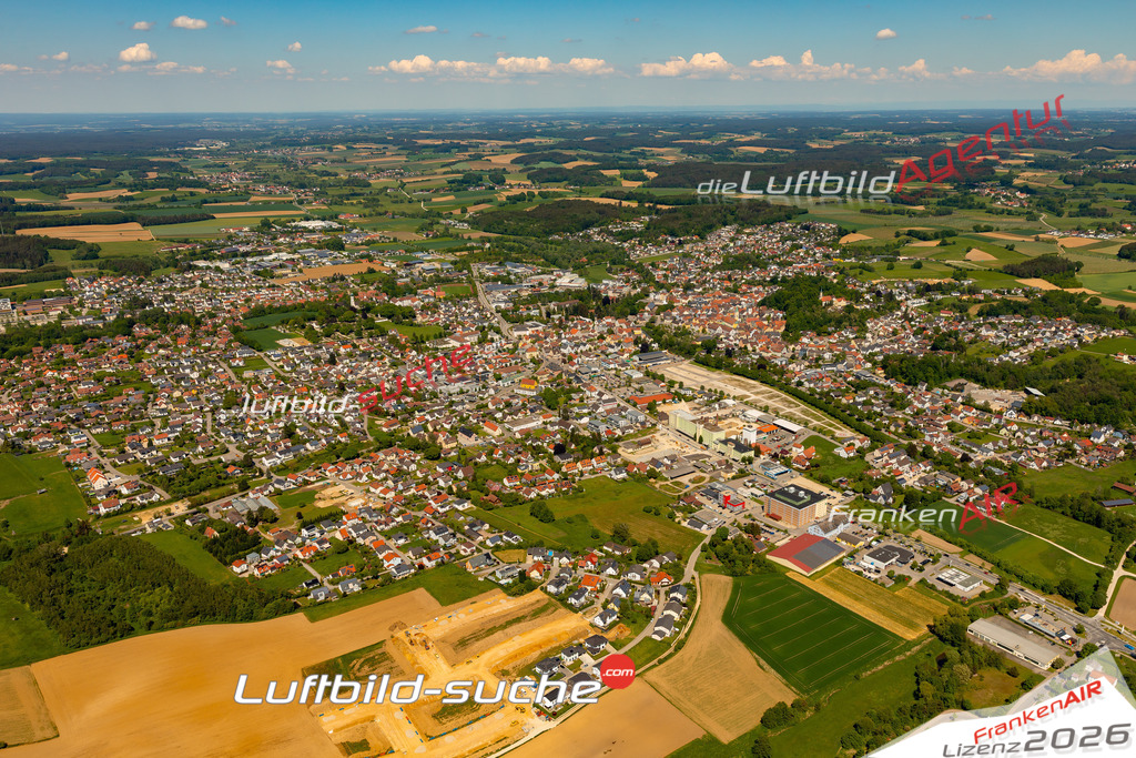 Das Luftbild zeigt :  Mainburg - Die Luftaufnahme wurde 2024 vom UL-Flugzeug aus erstellt ( keine Drohne ) - Hochauflösende Luftaufnahme - Für grossformatige Ausdrucke geeignet. Die Geschenkidee !Mit Lizenz und Bildrechte bestellbar