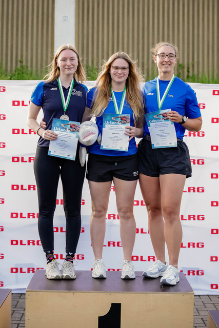 DLRG, Wettkampf, Rettungssport, Landesverbandsmeisterschaften 2026 13.06.2026 | Bedburg, Deutschland - June, 13: Siegerehrung der AK Offen weiblich der Landesverbandsmeisterschaften 2026 im MonteMare Bedburg. Platz 2: Malin Beuse (DLRG OG Alpen), Platz 1: Sophie Rokitta (DLRG OG Bedburg), Platz 3: Lara Spürck (DLRG OG Brühl). (Foto: Benedikt Lang (DLRG) - Realisiert mit Pictrs.com