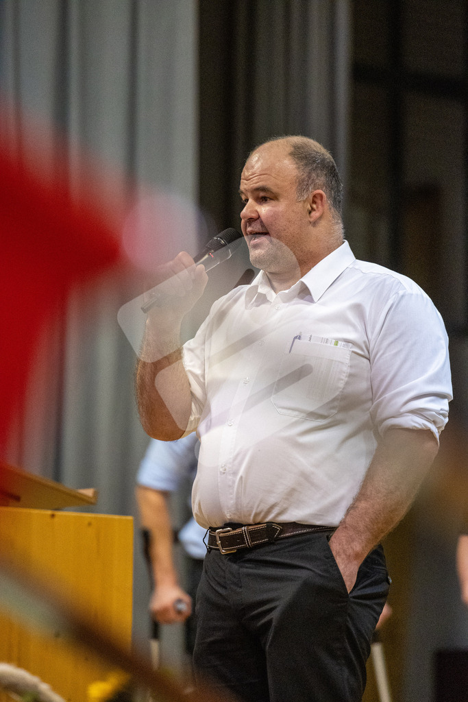 SKE100J_4952 | Die Schwinger des Schwyzer Kantonalen Schwingerverbandes: Fotos, die Dynamik und Leidenschaft festhalten, sowie emotionale Momente aus dem traditionellen Schwingsport zeigen. - Realisiert mit Pictrs.com