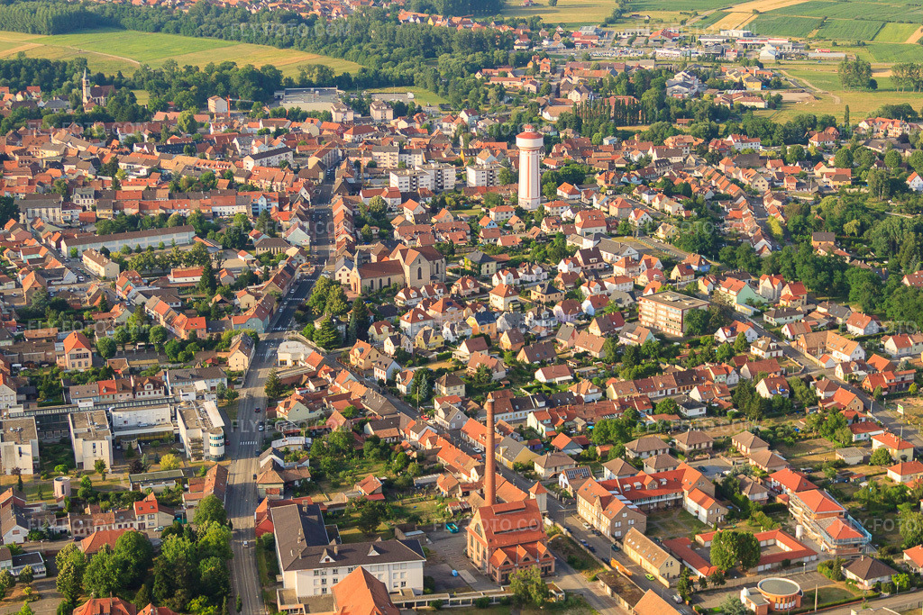 Aerial view: Rue de Strasbourg in Bischwiller in the state Bas-Rhin, France. – Photo: IMG_30400.jpg taken on 07/09/2010 by Werner Riehm/FLY-FOTO.com – Resolution of the original: 4752 x 3168 px
