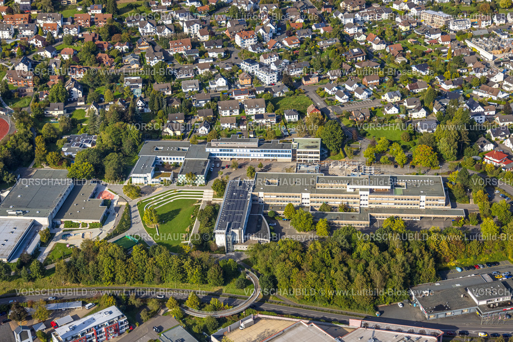 Kreuztal230911523 | Luftbild, Ernst-Moritz-Arndt-Realschule und Clara-Schumann-Gesamtschule, Wohngebiet, Fußgängerbrücke über die Bundesstraße B508, Kreuztal, Siegerland, Nordrhein-Westfalen, Deutschland