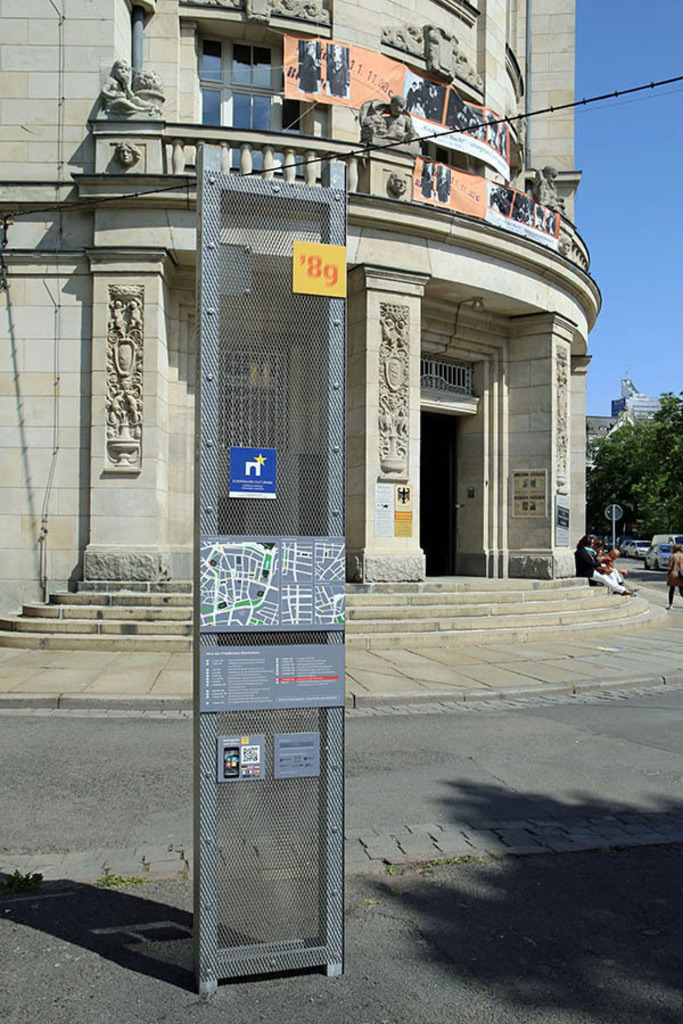 Foto: Leipzig - Orte der Friedlichen Revolution - Stelenprojekt - Stele Nr. 19 Besetzung Stasi Zentrale | Das Team hinter BILDLEXIKON LEIPZIG bündelt historische wie aktuelle Informationen über die Stadt Leipzig in Text und Bild auf einer Plattform und stellt diese der interessierten Öffentlichkeit zur Verfügung.