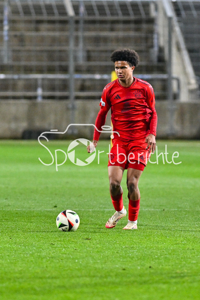 FC Bayern Amateure - FC Augsburg II | am Ball Julien YANDA (FC Bayern München II #3) / Einzelfoto / Freisteller / Regionalliga Bayern: FC Bayern Muenchen II - FC Augsburg II, Gruenwalder Stadion am 14.03.2025