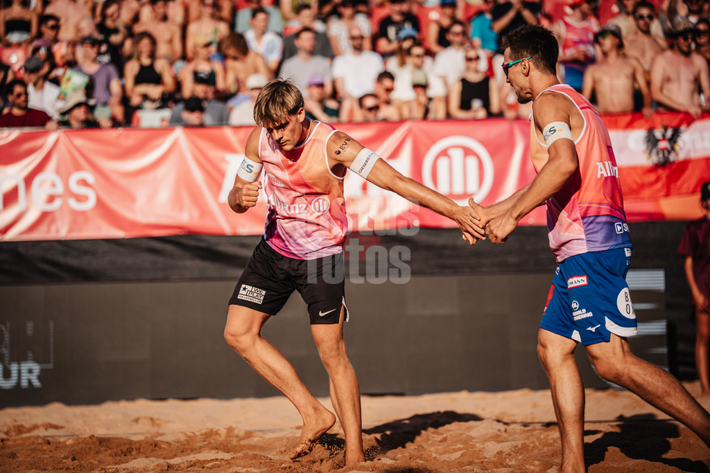 Beachvolleyball | Männer | Allianz German Beach Tour 2025 | Tourstop München | 04.07.2025 | v.l. Luis Kubo klatscht ein mit David Poniewaz