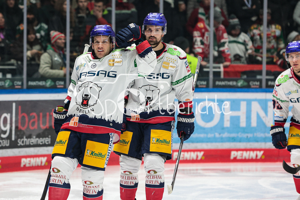 Augsburger Panther - Eisbaeren Berlin | Die Eisbaeren jubeln ueber das Tor zum 2-2 von Matthew WHITE (EBB #97)