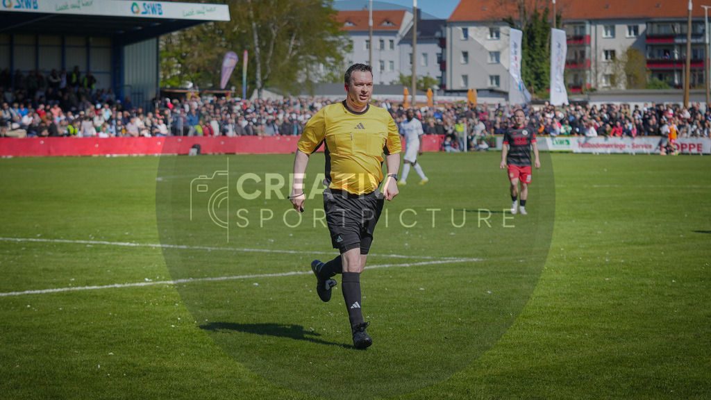 Fußball, Herren, Saison 2025/2026, Brandenburgliga, 23. Spieltag, Brandenburger SC Süd 05 vs. BSG Stahl Brandenburg, Samstag 25.04.2026, Werner-Seelenbinder-Sportplatz Brandenburg an der Havel | Fußball, Herren, Saison 2025/2026, Brandenburgliga, 23. Spieltag, Brandenburger SC Süd 05 vs. BSG Stahl Brandenburg, Samstag 25.04.2026, Werner-Seelenbinder-Sportplatz Brandenburg an der Havel, Im Bild: Schiedsrichter Frank Heinze - Realisiert mit Pictrs.com