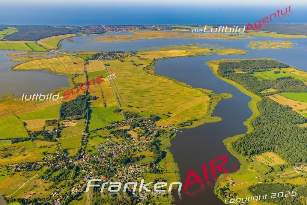 Bodden Pruchten Bild- Das Luftbild wurde 2025 vom UL-Flugzeug heraus erstellt ( keine Drohne bzw. Drohnenaufnahme ) - Hochauflösende Luftaufnahme -Nicht vergleichbar mit Google Maps oder Satelittenbilder- Die Geschenkidee !Mit Lizenz und Bildrechte bestellbar - CC
