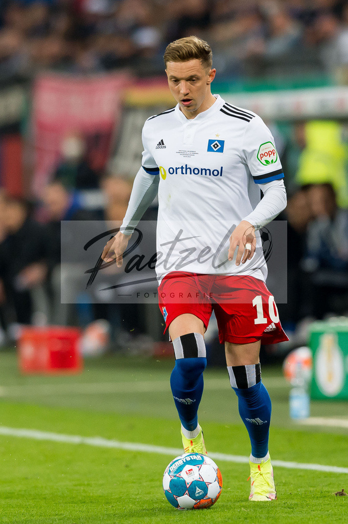 HSVSCF20220419_344 | Fussball, Herren: Sonny Kittel (Hamburger SV) in Aktion, am Ball, Einzelaktion beim DFB-Pokal-Halbfinalspiel zwischen Hamburger SV und SC Freiburg im Volksparkstadion am 19.04.2022 in Hamburg, Deutschland.DFB / DFL REGULATIONS PROHIBIT ANY USE OF PHOTOGRAPHS AS IMAGE SEQUENCES AND/OR QUASI-VIDEO. - Realisiert mit Pictrs.com