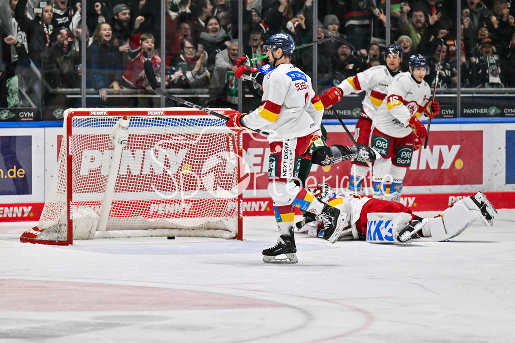 Augsburger Panther - Düsseldorfer EG | Der Puck liegt im Tor - Der Treffer zum 3-1 / DEL: Augsburger Panther - Duesseldorfer EG, Curt Frenzel Stadion am 04.03.2025 / Haengende Koepfe bei den Duesseldorfern