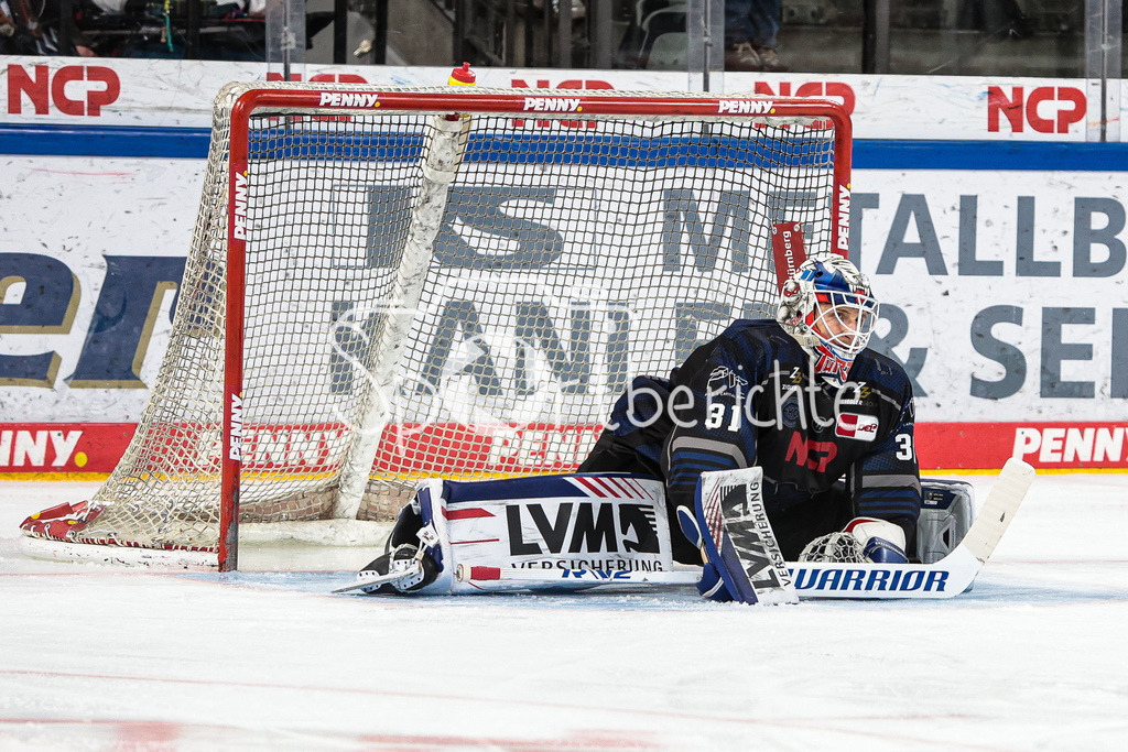 Nuernberg ICE Tigers - Augsburger Panther | Niklas TREUTLE (NIT #31) dehnt sich in seinem Tor
