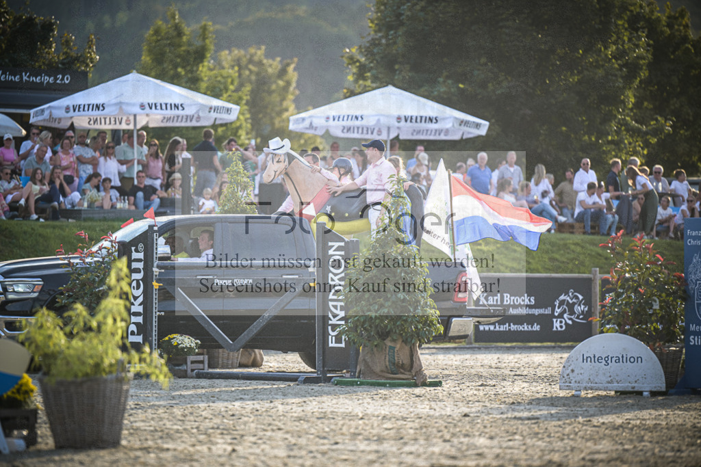 DOS_0136 | Entdecke hochwertige Reitturnierfotos von Foto Oger. Professionell, emotional und authentisch – jetzt Lieblingsmomente im Shop bestellen.Deutschlandweite Turnierfotografie. - Realisiert mit Pictrs.com