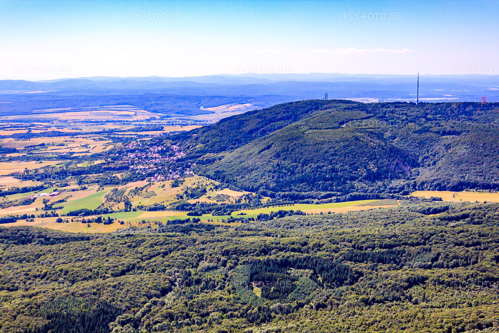 Luftbild: Blick zum Ort am Donnersberg in Dannenfels im Bundesland Rheinland-Pfalz in Deutschland. Foto: IMG_30057.jpg vom 05.07.2010 durch Werner Riehm/FLY-FOTO.de