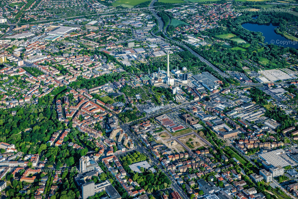 Braunschweig_Kraftwerk_Hkw_Mitte_Bsenergy_ELS_3882050623 | BRAUNSCHWEIG 05.06.2023 GuD Kraftwerk mit Gas- und Dampfturbinenanlagen HKW Mitte in Braunschweig im Bundesland Niedersachsen, Deutschland. Weiterführende Informationen bei: ASSMANN BERATEN + PLANEN AG,  BS|ENERGY Braunschweiger Versorgungs-AG & Co.KG,  GBT-BÜCOLIT GmbH,  Köster GmbH,  W+S WESTPHAL Ingenieurbüro für Bautechnik GmbH. // Combined cycle power plant with gas and steam turbine plants HKW Mitte in Braunschweig in the state of Lower Saxony, Germany. Further information at: ASSMANN BERATEN + PLANEN AG,  BS|ENERGY Braunschweiger Versorgungs-AG & Co.KG,  GBT-BUeCOLIT GmbH,  Koester GmbH,  W+S WESTPHAL Ingenieurbuero fuer Bautechnik GmbH. Foto: Martin Elsen
