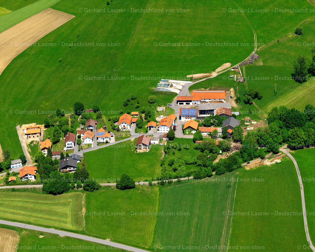 2724115 | TRAXING 19.05.2007 Landwirtschaftliche Nutzflächen und Feldgrenzen  umsäumen das Siedlungsgebiet des Dorfes in Traxing im Bundesland Bayern, Deutschland // Agricultural land and field boundaries surround the settlement area of the village  in Traxing in the state Bavaria, Germany Foto: Gerhard Launer