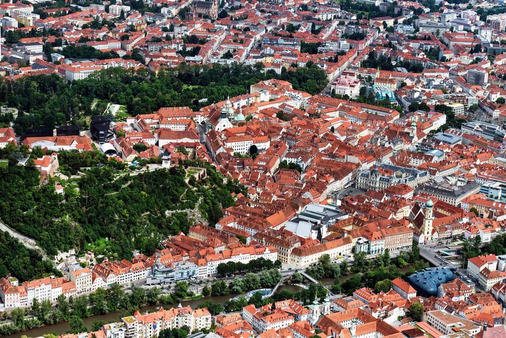 dr__0092450.jpg | GRAZ 14.06.2022 Altstadtbereich und Innenstadtzentrum mit dem Schlossberg am Flussverlauf der Mur in Graz in Steiermark, Österreich. 