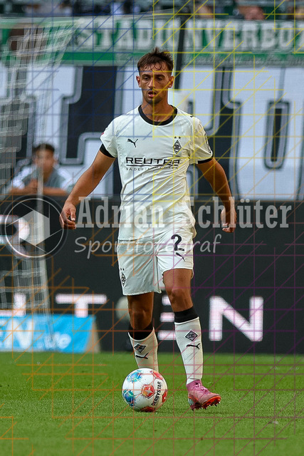 Borussia Mönchengladbach vs Hamburger SV - Bundesliga  | Mönchengladbach, Deutschland, 24.08.25:   Fabio Chiarodia (Borussia Mönchengladbach) in Aktion am Ball, Einzelaktion waehrend des Spiels der Bundesliga zwischen Borussia Mönchengladbach vs Hamburger SV im Stadion im Borussia Park(Foto von Brauer-Fotoagentur / Adrian Schlueter)