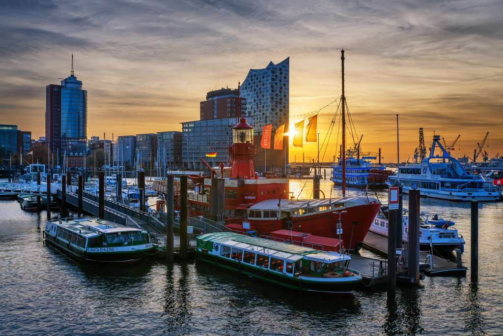 10260506 - Elbphilharmonie und Feuerschiff bei Sonnenaufgang | Wunderschöne Lichtstimmung morgens an der Elbphilharmonie .