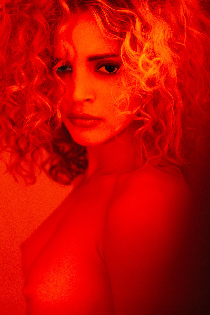 Beauty_wb_Akt_rot_60x45cm_3351a | Beautyshot in Bimini, Bahamas, 1994. Model IVA, Haare und MakeUp Janine Gabelmann, Styling Betina Pohl