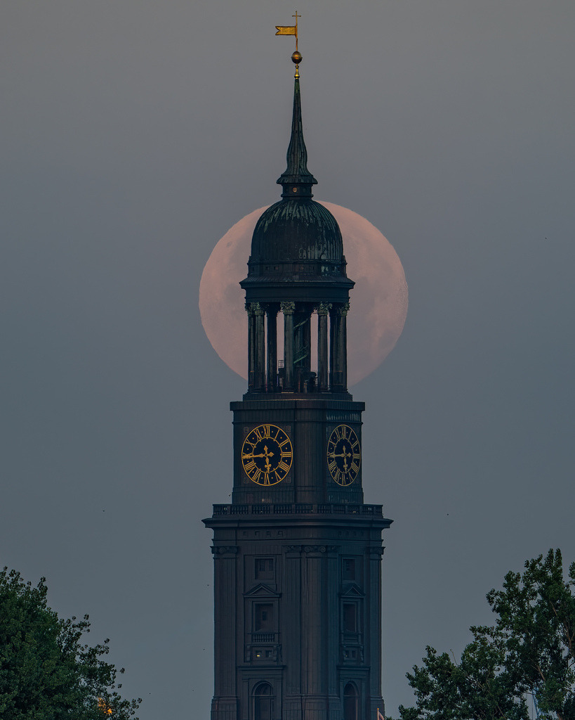 Vollmond hinter dem Turm des Hamburger Michel | Der Vollmond erscheint hinter dem Turm der Hauptkirche St. Michaelis und rahmt die markante Hamburger Architektur wirkungsvoll ein. - Realisiert mit Pictrs.com