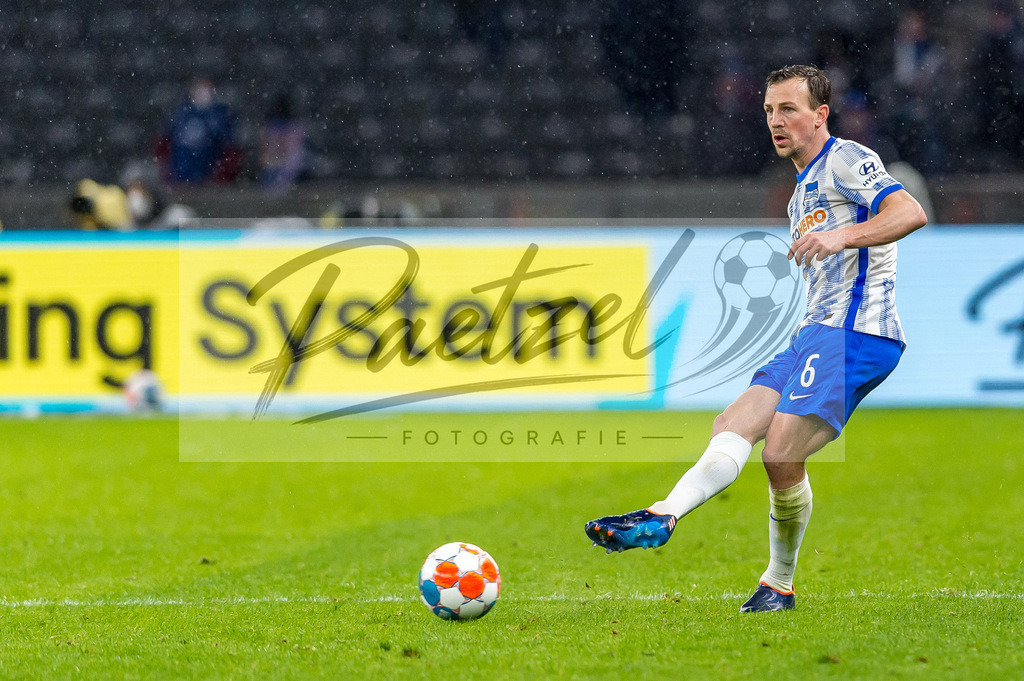 BSCRBL20220220_062 | Fussball, Herren: Vladimir Darida (Hertha BSC) in Aktion, am Ball, Einzelaktion bei dem Spiel der 1. Bundesliga zwischen Hertha BSC und RB Leipzig im Olypiastadion am 20.02.2022 in Berlin, Deutschland.DFB / DFL REGULATIONS PROHIBIT ANY USE OF PHOTOGRAPHS AS IMAGE SEQUENCES AND/OR QUASI-VIDEO. - Realisiert mit Pictrs.com