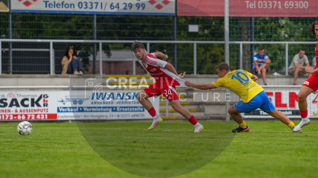 Fußball, Herren, Saison 2025/2026, 3. Luckenwalder Turmpokal, Werner-Seelenbinder-Stadion Luckenwalde, Spiel: FSV 63 Luckenwalde vs. 1.FC Union Berlin U19,  | Fußball, Herren, Saison 2025/2026, 3. Luckenwalder Turmpokal, Werner-Seelenbinder-Stadion Luckenwalde, Spiel: FSV 63 Luckenwalde vs. 1.FC Union Berlin U19,  Im Bild: Lucas Will (r. Luckenwalde) zieht am Trikot von Gennaro Mewes (l. Union) - Realisiert mit Pictrs.com