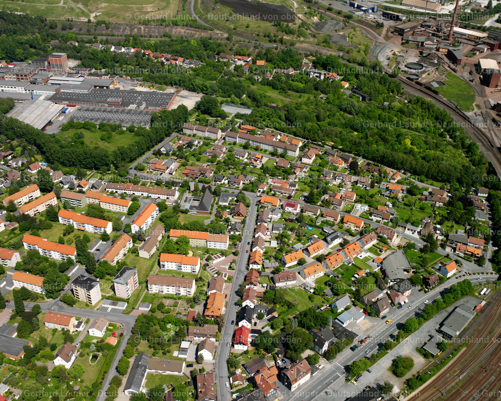 2638437 | OKER 09.06.2006 Wohngebiet - Mischbebauung der Mehr- und Einfamilienhaussiedlung  in Oker im Bundesland Niedersachsen, Deutschland // Residential area - mixed development of a multi-family housing estate and single-family housing estate  in Oker in the state Lower Saxony, Germany Foto: Gerhard Launer