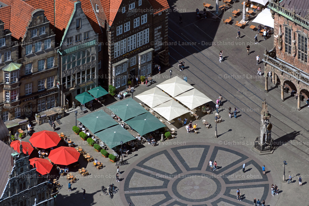 4029844 | BREMEN 01.06.2020 Tische und Sitzbänke der Freiluft- Gaststätten an der Straße Am Markt im Ortsteil Altstadt in Bremen, Deutschland. // Tables and benches of open-air restaurants on street Am Markt in the district Altstadt in Bremen, Germany. Foto: Gerhard Launer