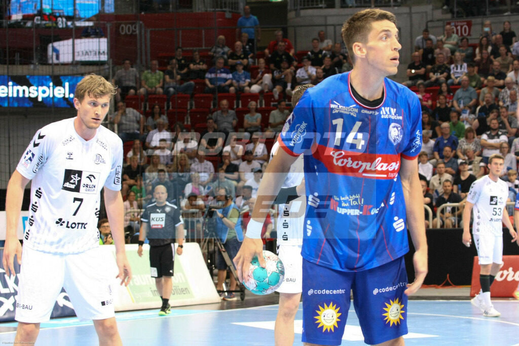 Bergischer HC - THW Kiel | Frederik Ladefoged (re.) und Magnus Landin - © Sportfoto-Sale (MK) - Realisiert mit Pictrs.com